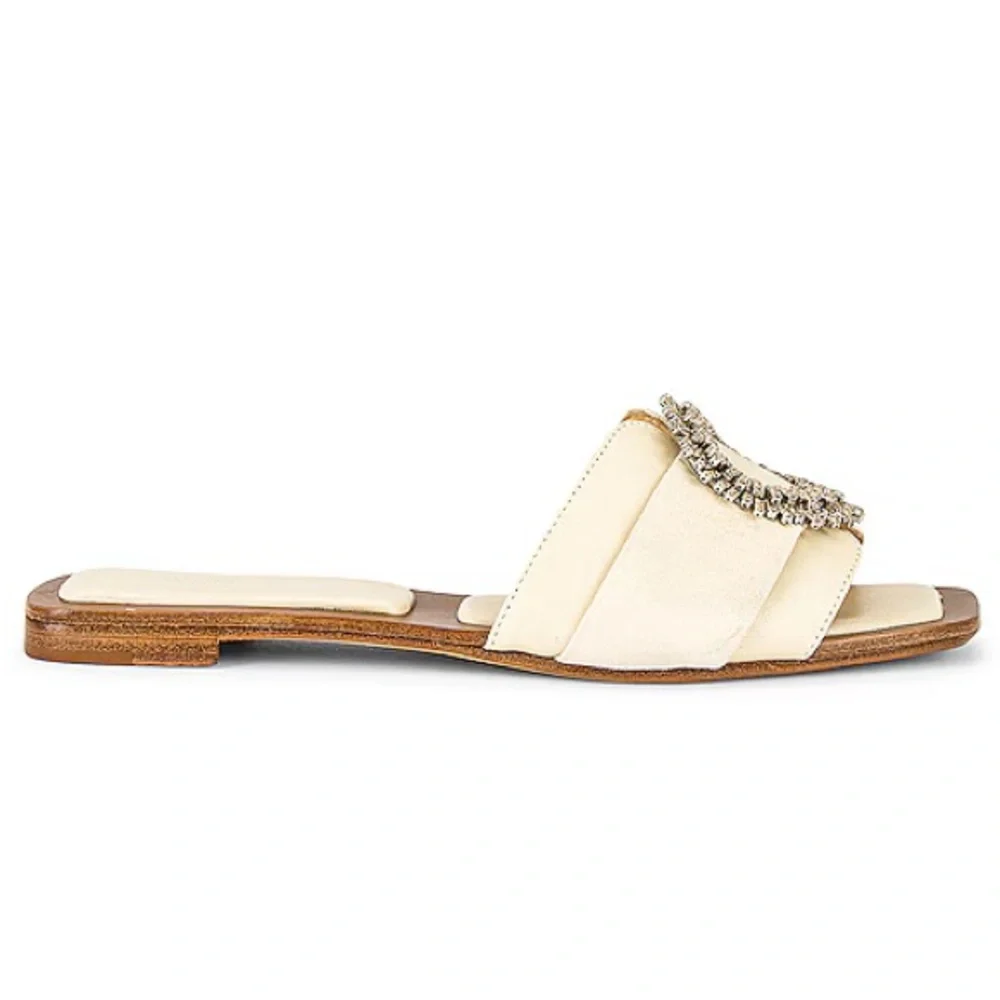 Alexandre Birman Cream Leather Crystal Round Buckle Slide Sandals